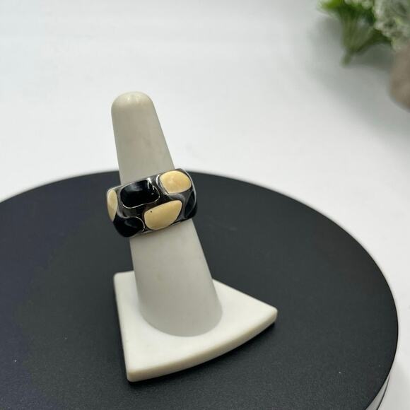 Vintage Cream and Black Enameled  Sterling Silver‎ Domed Band Ring Size 7.5 - Picture 2 of 9